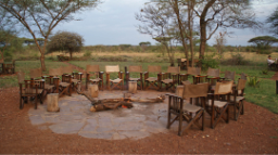 Lagerfeuer im Ikoma Tented Camp in Tansania | Abendsonne Afrika