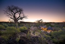 Blick auf das Baobab Hill Bush House in Südafrika | Abendsonne Afrika