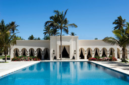 Swimmingpool des Baraza Resort &amp; Spa auf Sansibar | Abendsonne Afrika