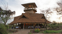 Hauptgebäude des Robanda Tented Camp in Tansania | Abendsonne Afrika