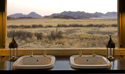 Ausblick vom Badezimmer eines Zeltchalets im Boulders Safari Camp in Namibia | Abendsonne Afrika