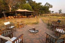 Offene Feuerstelle im Busanga Bush Camp in Sambia | Abendsonne Afrika