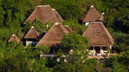 Überblick der Bwindi Lodge in Uganda | Abendsonne Afrika