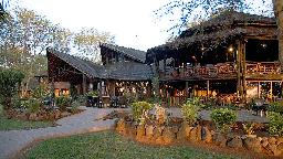 Blick auf die Ol Tukai Lodge in Kenia | Abendsonne Afrika