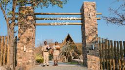Empfang der Safarihoek Lodge im Etosha Nationalpark in Namibia | Abendsonne Afrika