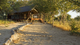 Außenansicht des Zeltchalets der Dinaka Safari Lodge in Botswana | Abendsonne Afrika