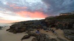 Lagerfeuer am Strand der Lekkerwater Beach Lodge in Südafrika | Abendsonne Afrika