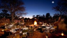 Boma Dinner in der Mokuti Etosha Lodge in Namibia | Abendsonne Afrika