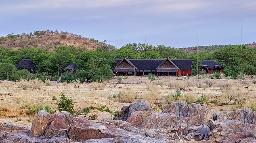 Haupthaus der Hobatere Lodge in Namibia | Abendsonne Afrika