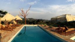 Pool der Papaya Lake Lodge in Uganda | Abendsonne Afrika