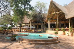 Poolbereich der Chobe Safari Lodge in Botswana | Abendsonne Afrika