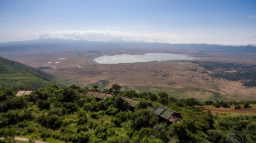Blick von oben auf die Ngorongoro Serena Safari Lodge in Tansania | Abendsonne Afrika 