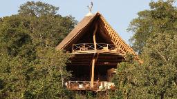 Hauptbereich der Tongole Wilderness Lodge in Malawi | Abendsonne Afrika