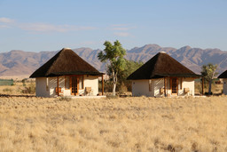 Außenansicht der Chalets im Desert Homestead in Namibia | Abendsonne Afrika