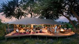 Hauptbereich des Duba Explorers Camp in Botswana | Abendsonne Afrika