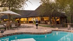 Pool der Onguma Etosha Aoba Lodge im Etosha Nationalpark in Namibia | Abendsonne Afrika