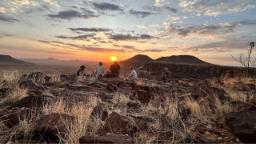 Ausblick im Etendeka Mountain Camp im Damaraland in Namibia | Abendsonne Afrika 