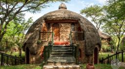 Rondavel der Serengeti Serena Lodge in Tansania | Abendsonne Afrika