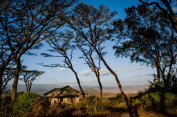 Blick auf das Entamanu Ngorongoro Camp in Tansania | Abendsonne Afrika GmbH