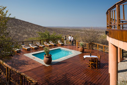 Pool der Etosha Mountain Lodge in Namibia | Abendsonne Afrika