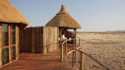 Ausblick von der Veranda der Sossus Dune Lodge in Namibia | Abendsonne Afrika 