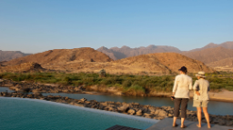 Der Ausblick vom Pool des Okahirongo River Camps in Kaokoveld in Namibia | Abendsonne Afrika