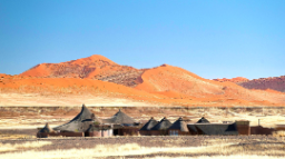 Blick auf die Kulala Desert Lodge in Namibia | Abendsonne Afrika
