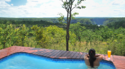 Pool mit Aussicht im The Elephant Camp in Simbabwe | Abendsonne Afrika