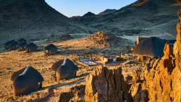 Blick auf die Desert Hills Lodge in Namibia | Abendsonne Afrika