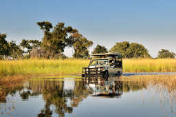 Abenteuerliche Wildbeobachtungsfahrt des Footsteps Camps in Botswana | Abendsonne Afrika