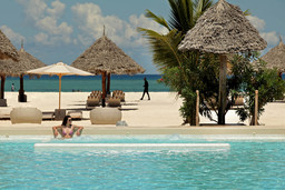 Pool des Gold Zanzibar Beach House &amp; Spa auf Sansibar | Abendsonne Afrika