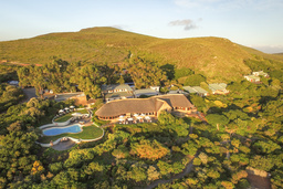 Blick von oben auf die Grootbos Garden Lodge in Südafrika | Abendsonne Afrika