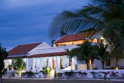 Außenansicht der Ibo Island Lodge in Mosambik | Abendsonne Afrika