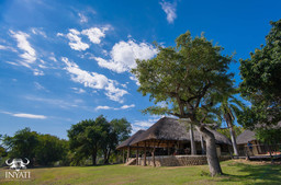 Hauptgebäude der Inyati Game Lodge in Südafrika | Abendsonne Afrika