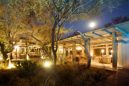 Lounge der Kapama Karula Lodge in Südafrika | Abendsonne Afrika