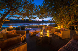Loungebereich im Kapamba Bushcamp in Sambia | Abendsonne Afrika