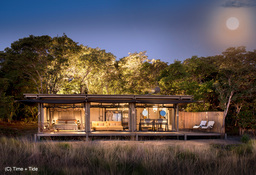 Außenansicht eines Zeltchalets der King Lewanika Lodge in Sambia | Abendsonne Afrika