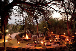 Dinner im King&#39;s Camp in Südafrika | Abendsonne Afrika