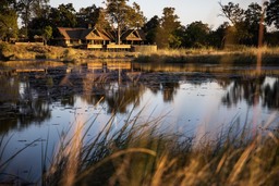 Außenansicht des Kings Pool Camps in Botswana | Abendsonne Afrika