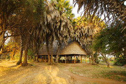 Essbereich des Lake Manze Tented Camp in Tansania | Abendsonne Afrika