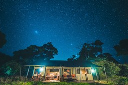 Sternenhimmel über dem Lemala Mara Tented Camp in Tansania | Abendsonne Afrika