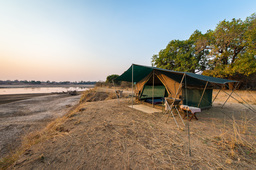 Zelt mit Aussicht im Luangwa Bush Camping in Sambia | Abendsonne Afrika