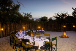 Abendessen unter freiem Himmel im Mushara Bush Camp im Etosha Nationalpark in Namibia | Abendsonne Afrika