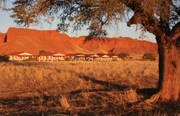 Abendstimmung vor der Namib Desert Lodge in Namibia | Abendsonne Afrika