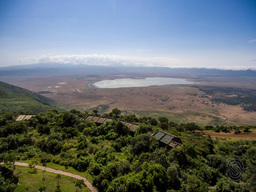 Blick von oben auf die Ngorongoro Serena Safari Lodge in Tansania | Abendsonne Afrika 
