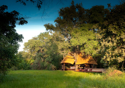 Außenansicht des Nkwali Camps in Sambia | Abendsonne Afrika