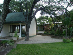 Aussenanlage des Norma Jeane&#39;s Lake View Resorts in Simbabwe | Abendsonne Afrika 