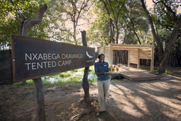 Empfang des Nxabega Okavango Tented Camp in Botswana | Abendsonne Afrikana