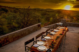 Abendessen in der Okutala Etosha Lodge im Etosha Nationalpark in Namibia | Abendsonne Afrika