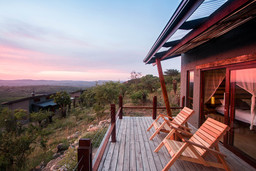 Ausblick von der Villa der Rhino Ridge Safari Lodge in Südafrika | Abendsonne Afrika